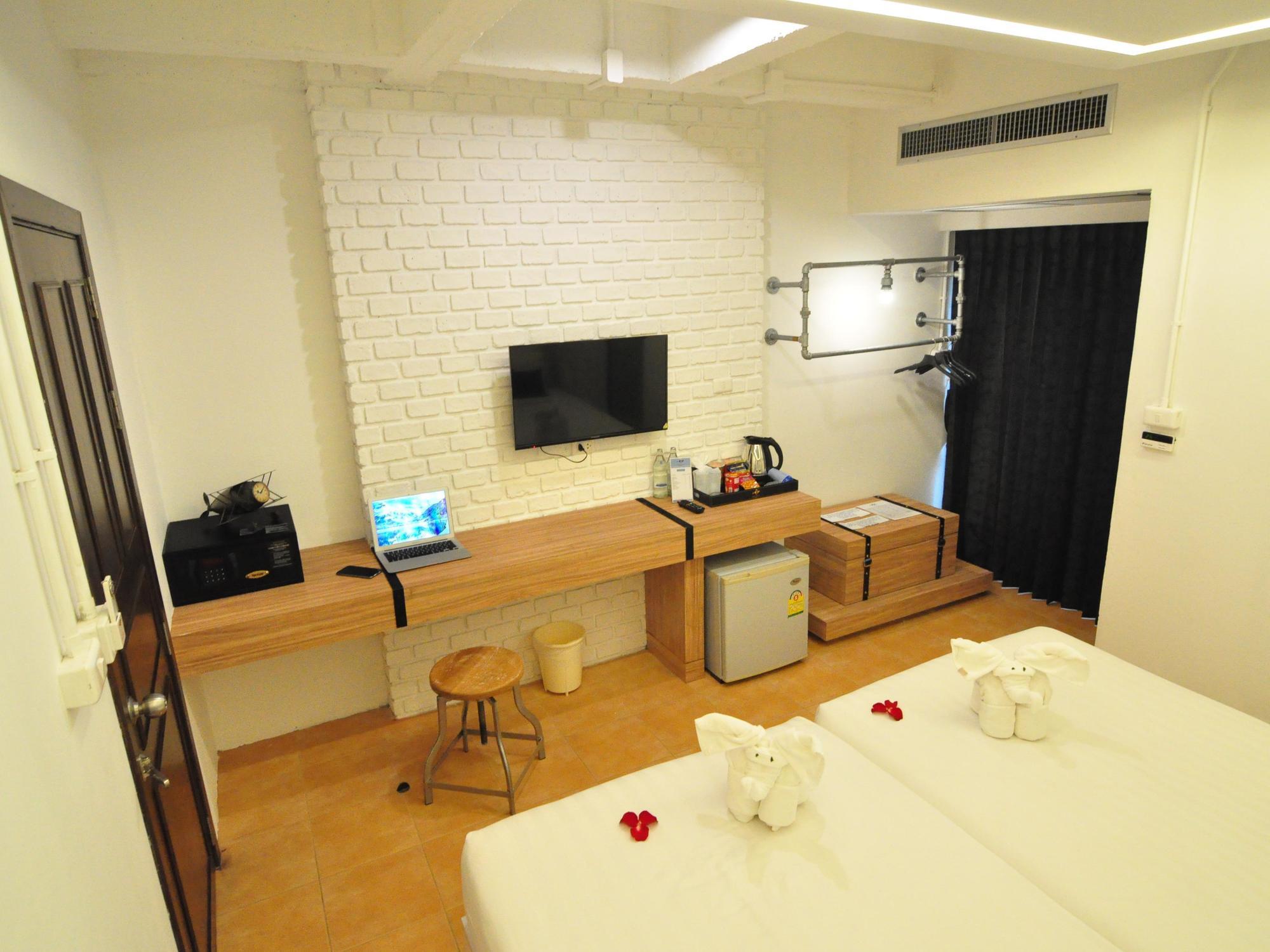 Forty Winks Phuket Hotel Patong Buitenkant foto